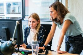 Portrait von einem vollbärtigen Mann mit kurzen Haaren, der in die Kamera lächelt. Er trägt ein Shirt mit einem Fahrrad.