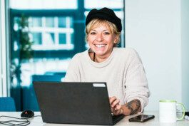 Portrait von einem vollbärtigen Mann mit kurzen Haaren, der in die Kamera lächelt. Er trägt ein Shirt mit einem Fahrrad.