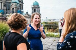 Portrait von einem vollbärtigen Mann mit kurzen Haaren, der in die Kamera lächelt. Er trägt ein Shirt mit einem Fahrrad.