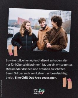 Portrait von einem vollbärtigen Mann mit kurzen Haaren, der in die Kamera lächelt. Er trägt ein Shirt mit einem Fahrrad.