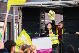 Portrait von einem vollbärtigen Mann mit kurzen Haaren, der in die Kamera lächelt. Er trägt ein Shirt mit einem Fahrrad.