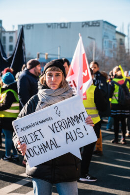 Portrait von einem vollbärtigen Mann mit kurzen Haaren, der in die Kamera lächelt. Er trägt ein Shirt mit einem Fahrrad.