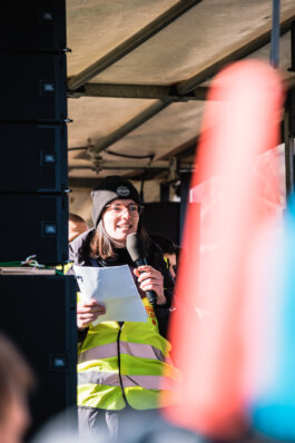 Portrait von einem vollbärtigen Mann mit kurzen Haaren, der in die Kamera lächelt. Er trägt ein Shirt mit einem Fahrrad.