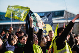 Portrait von einem vollbärtigen Mann mit kurzen Haaren, der in die Kamera lächelt. Er trägt ein Shirt mit einem Fahrrad.